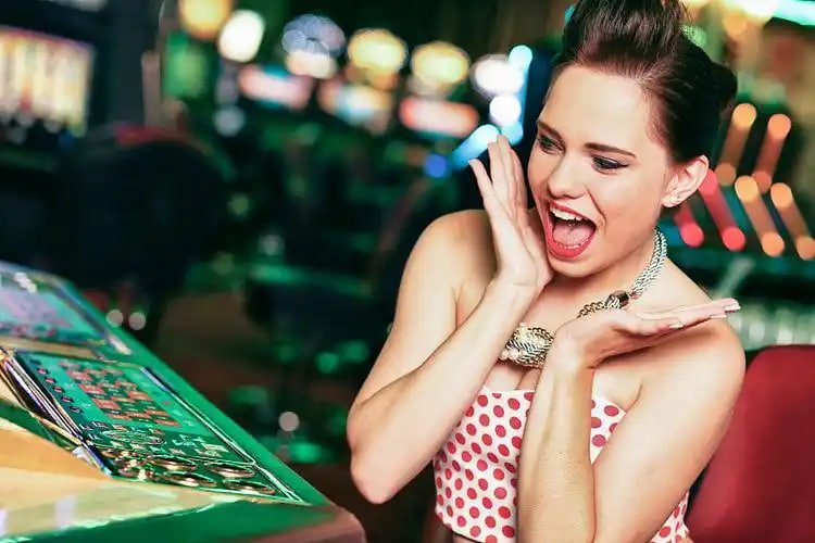 Antarmuka aplikasi mobile majamojo menampilkan menu permainan slot dan kasino langsung